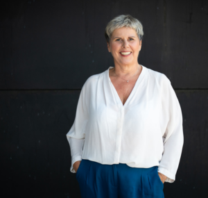 Elisabeth, reflektiert nach einer tiefgehenden Coaching-Sitzung mit Dania Rappl.