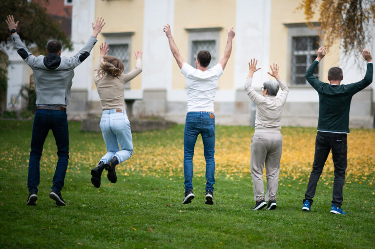 Dania Rappl – Expertin für Morbus Basedow Coaching, lächelnd in einem Beratungsgespräch.