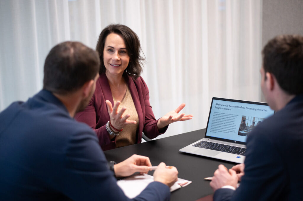 Coaching für Unternehmen und Lehrbetriebe. Lehrlinge in einem interaktiven Workshop zur Persönlichkeitsentwicklung – Förderung von Selbstvertrauen, Motivation und Eigenverantwortung.