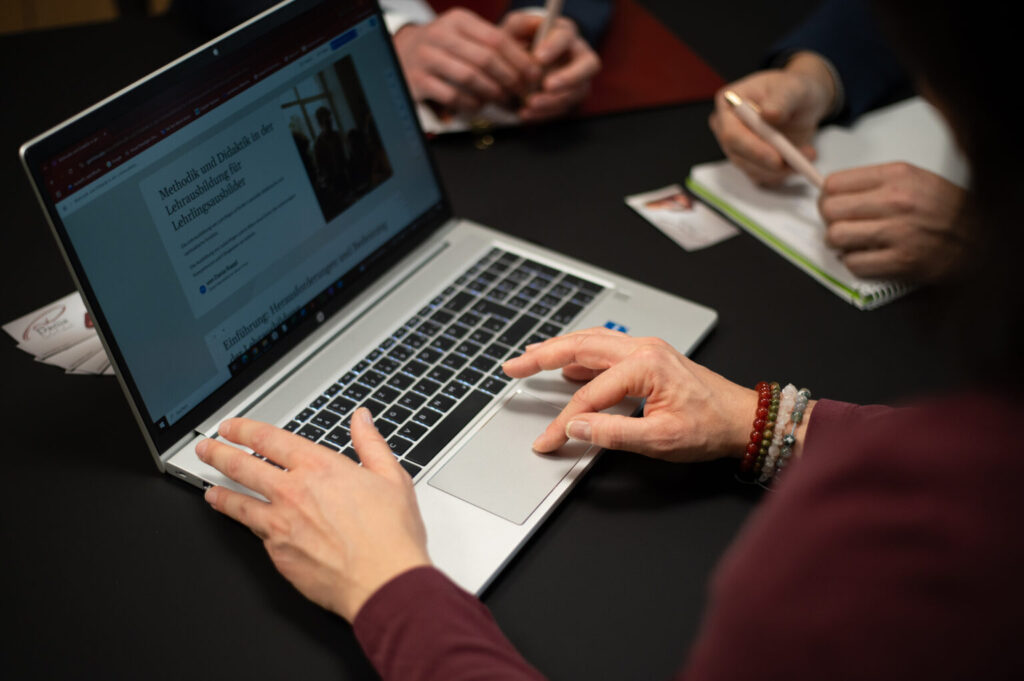 Lehrlinge in einem interaktiven Workshop zur Persönlichkeitsentwicklung – Förderung von Selbstvertrauen, Motivation und Eigenverantwortung.